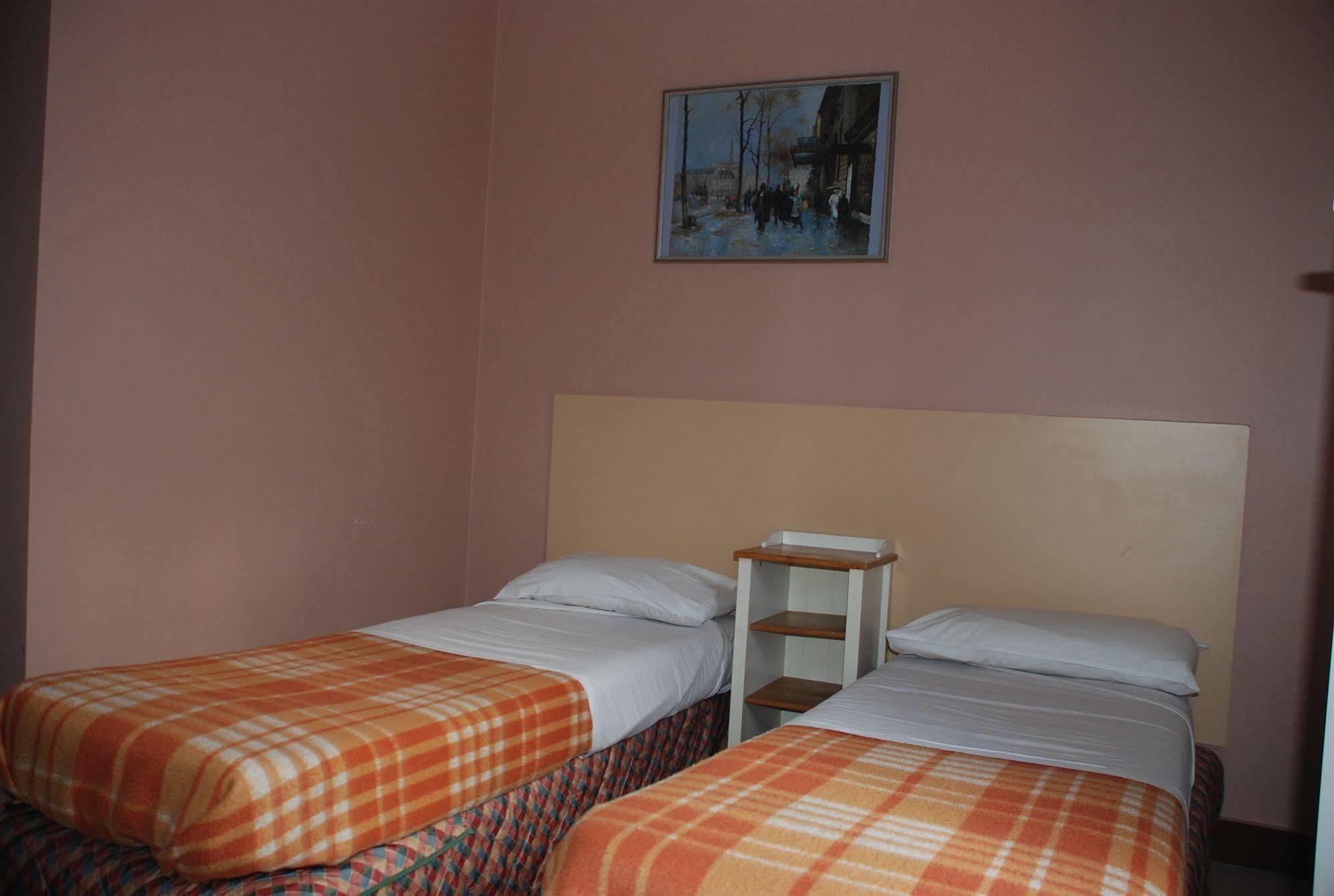 Hotel De La Tour Paris-malakoff 2*